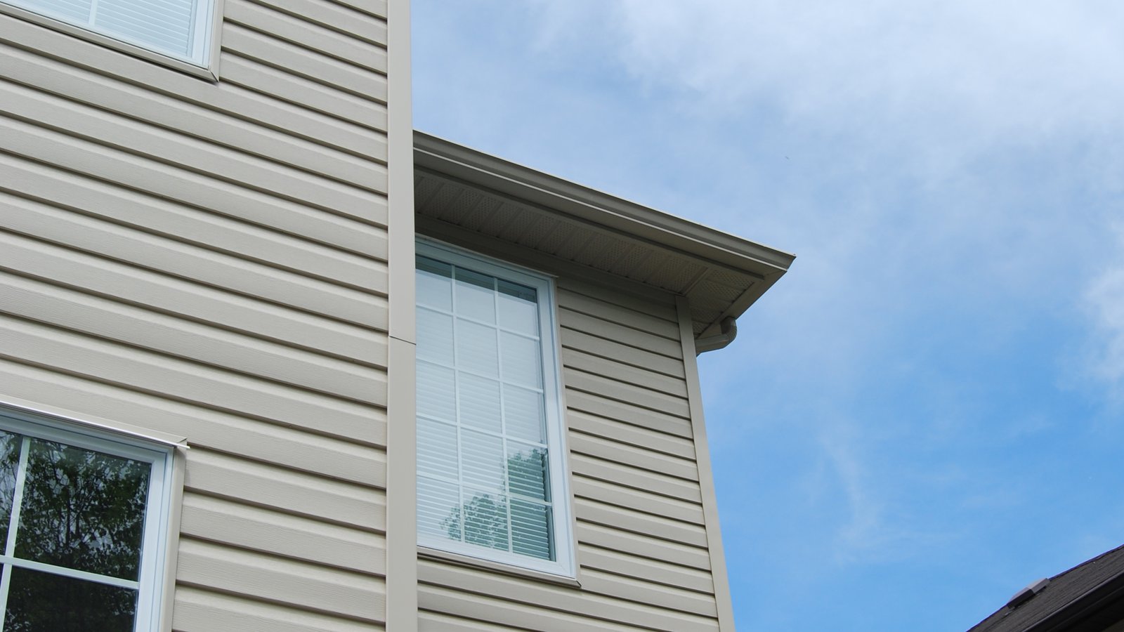 Débords de toit avec soffites et fascias sur une maison à revêtement de vinyle